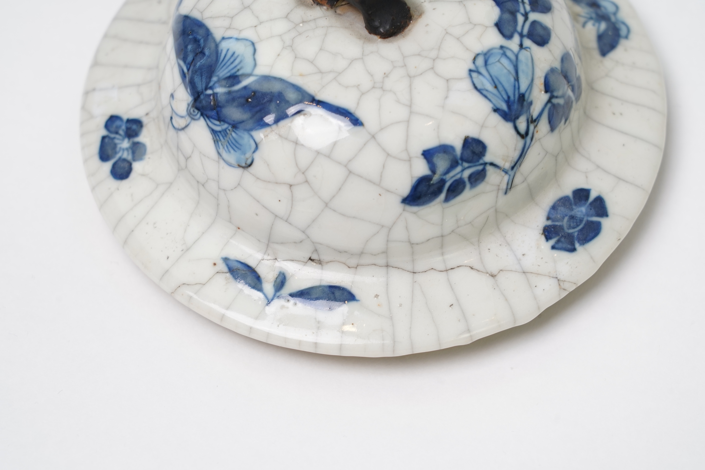 A Chinese blue and white crackle glaze baluster vase and cover, early 20th century
